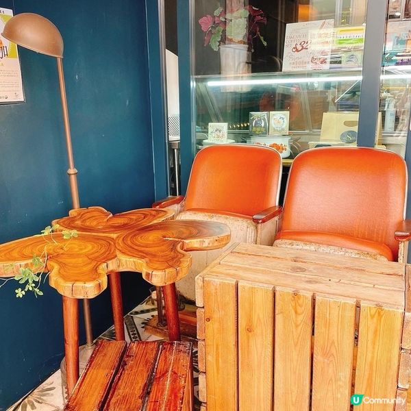 今次黎左筲箕灣新開既cafe，見到門口兩邊既座位，我已經心心...