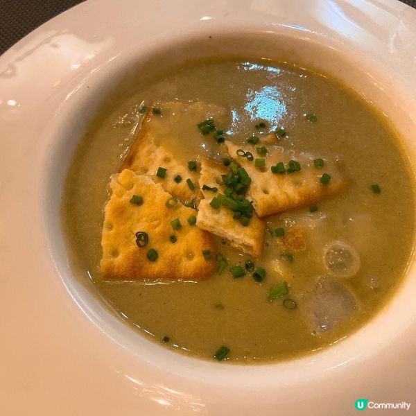 中環有好多西式餐廳，前排朋友生日諗住係附近搵間餐廳所以就揀咗...