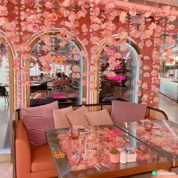 素食下午茶，香港少有的全素下午餐，餐廳全都以粉紅少女系列裝修...