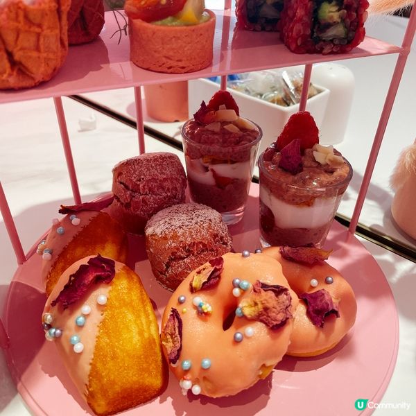 素食下午茶，香港少有的全素下午餐，餐廳全都以粉紅少女系列裝修...