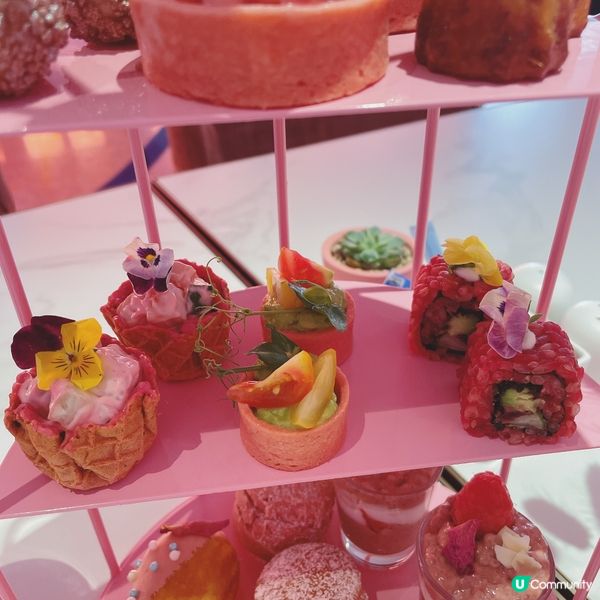 素食下午茶，香港少有的全素下午餐，餐廳全都以粉紅少女系列裝修...