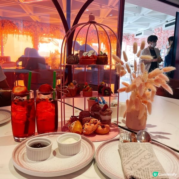 素食下午茶，香港少有的全素下午餐，餐廳全都以粉紅少女系列裝修...