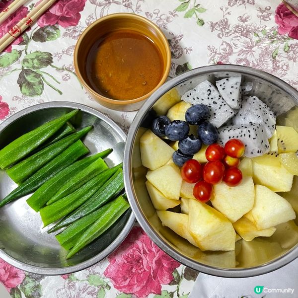 秋葵清洗後用粗鹽「省」去毛毛，水滾落少少油、鹽後放秋葵烚1分...