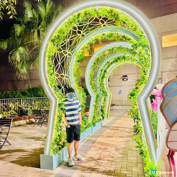 夜晚MOKO仲有個隱世打卡位，啲燈飾整得好靚，又有USB叉電...