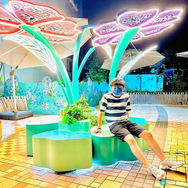 夜晚MOKO仲有個隱世打卡位，啲燈飾整得好靚，又有USB叉電...