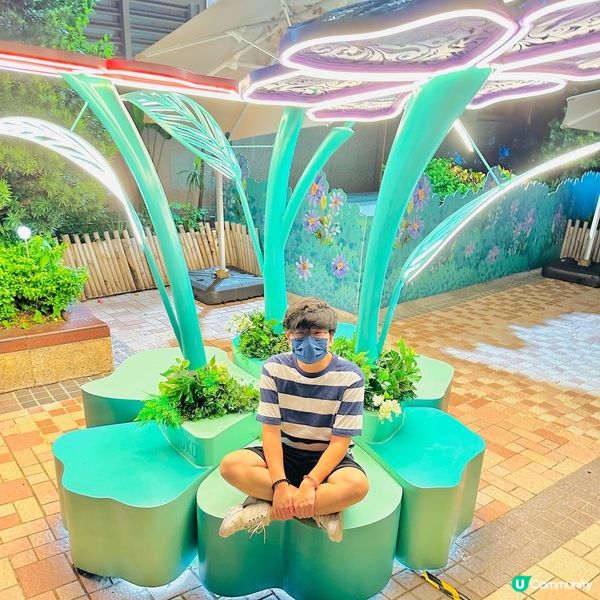 夜晚MOKO仲有個隱世打卡位，啲燈飾整得好靚，又有USB叉電...