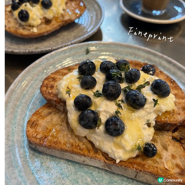 簡單的ricotta cheese加藍莓同蜜糖，已經係人間美...