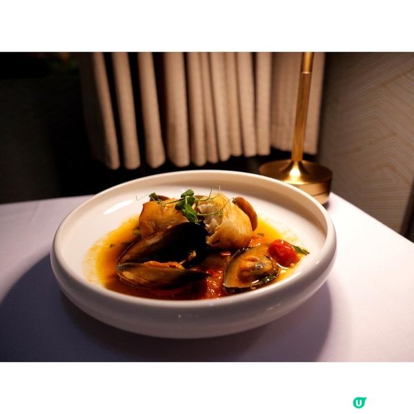 位於都爹利街的盡頭，有四盞香港僅存的1880年代煤氣街燈，作...