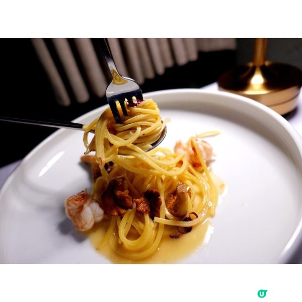 位於都爹利街的盡頭，有四盞香港僅存的1880年代煤氣街燈，作...