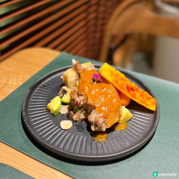 今次同朋友黎到觀塘呢間樓上cafe☕️ — @relishc...