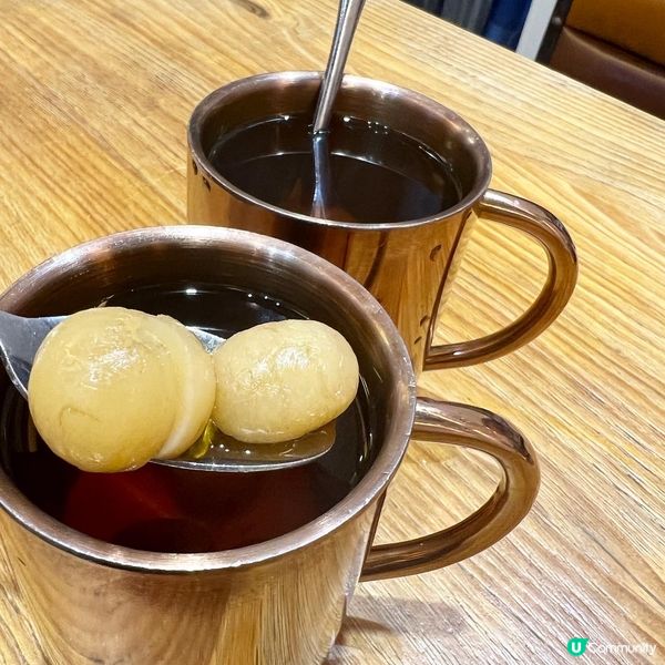 熱龍眼水～每杯都有六至七粒龍眼肉，清凊甜甜，呢個天氣飲用啱晒...