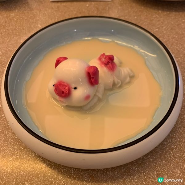 可愛嘅小豬仔甜品，賣相好得意，食落係一個杏仁味嘅奶凍，加入淡...