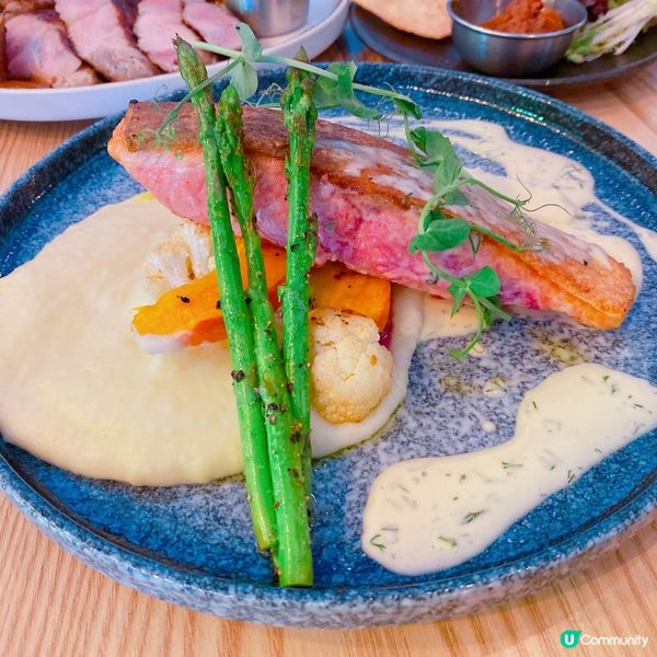 上水區最近開左一間具特色既餐廳「Holiday Cafe」