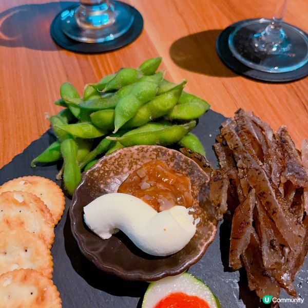 集酒吧與美食於一身，岩哂我地黎chill一chill~