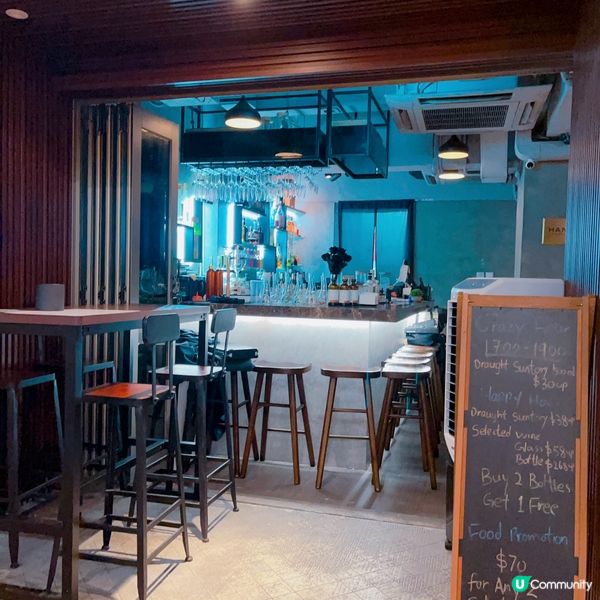 集酒吧與美食於一身，岩哂我地黎chill一chill~