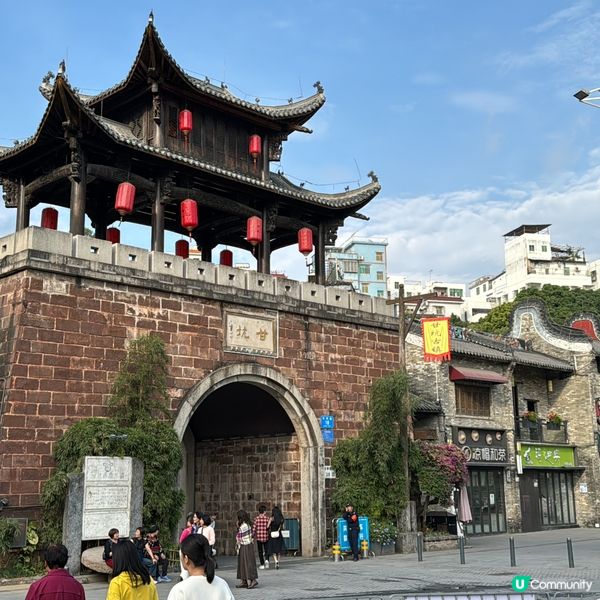 甘坑古鎮係深圳一條於明朝建立嘅客家小鎮，入面保留唔少古老的建...