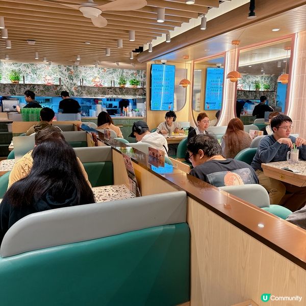 經過見到呢間紅島冰廳✨晚市時間坐滿人🌟