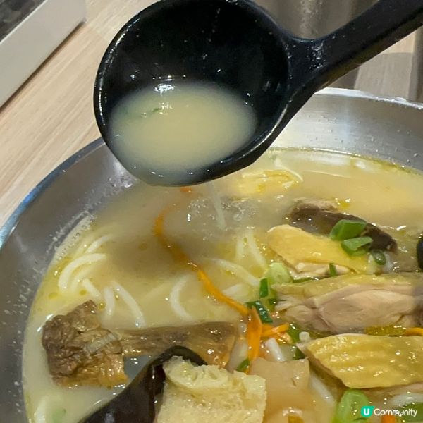 工廈美食！人氣花膠雞米線