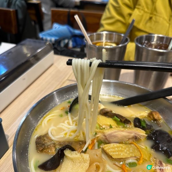 工廈美食！人氣花膠雞米線