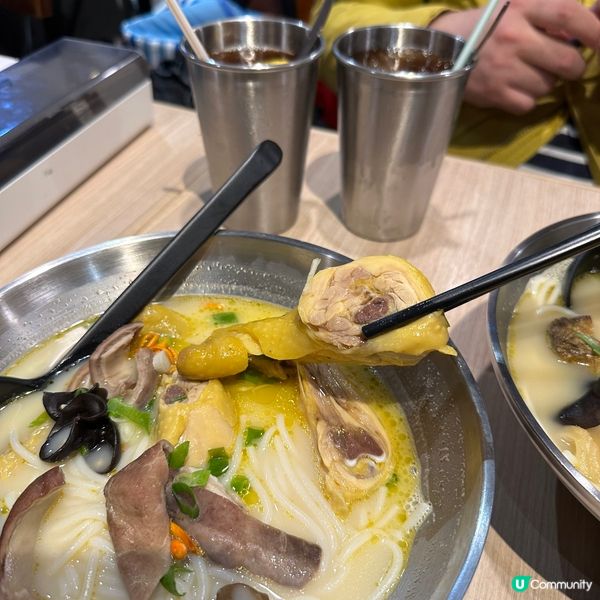 工廈美食！人氣花膠雞米線