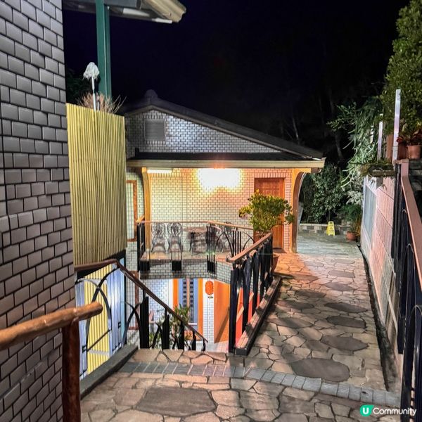【以檜木建造而成，鬧中取靜的溫泉會館】