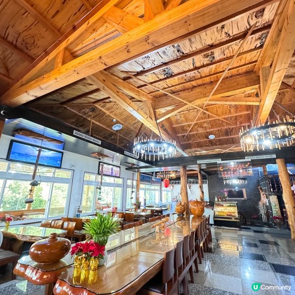 【以檜木建造而成，鬧中取靜的溫泉會館】
