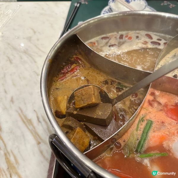 特色四格滋味鍋．足料火鍋湯底