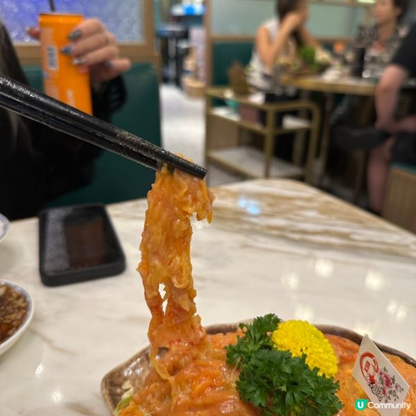 特色四格滋味鍋．足料火鍋湯底