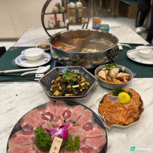 特色四格滋味鍋．足料火鍋湯底