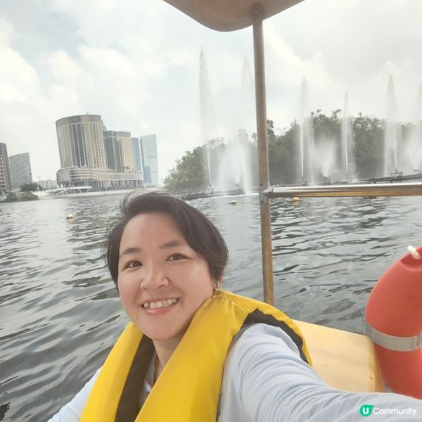 澳門旅遊塔下🦢踩水上單車