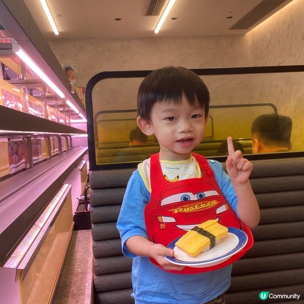 亞仔鍾意睇火車，爹爹陪食壽司