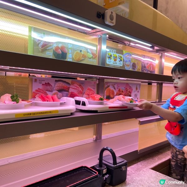 亞仔鍾意睇火車，爹爹陪食壽司