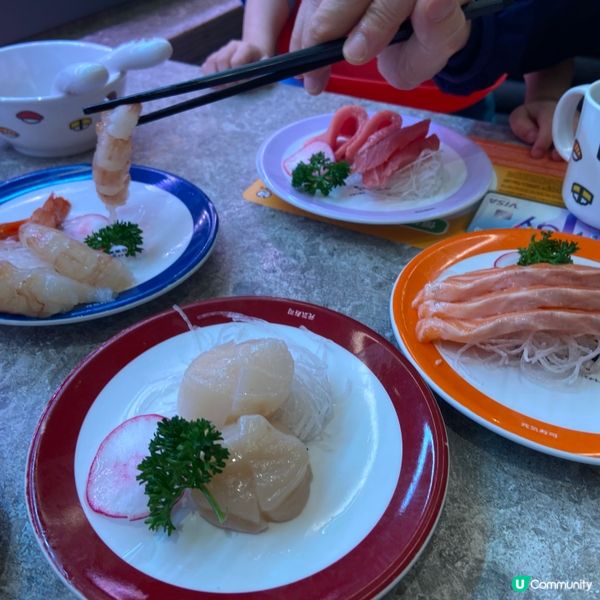 亞仔鍾意睇火車，爹爹陪食壽司