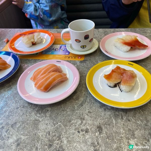 亞仔鍾意睇火車，爹爹陪食壽司