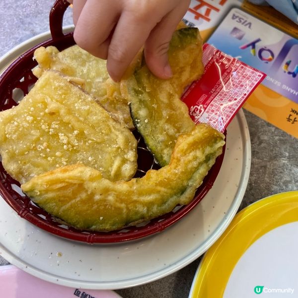 亞仔鍾意睇火車，爹爹陪食壽司