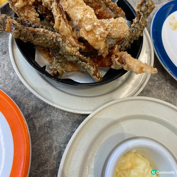 亞仔鍾意睇火車，爹爹陪食壽司