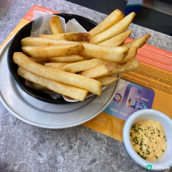 亞仔鍾意睇火車，爹爹陪食壽司