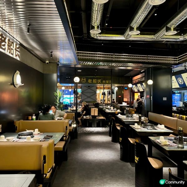 在深圳萬象食家商場,見到評分好高的——｢老船長肉蟹煲｣｡走入...