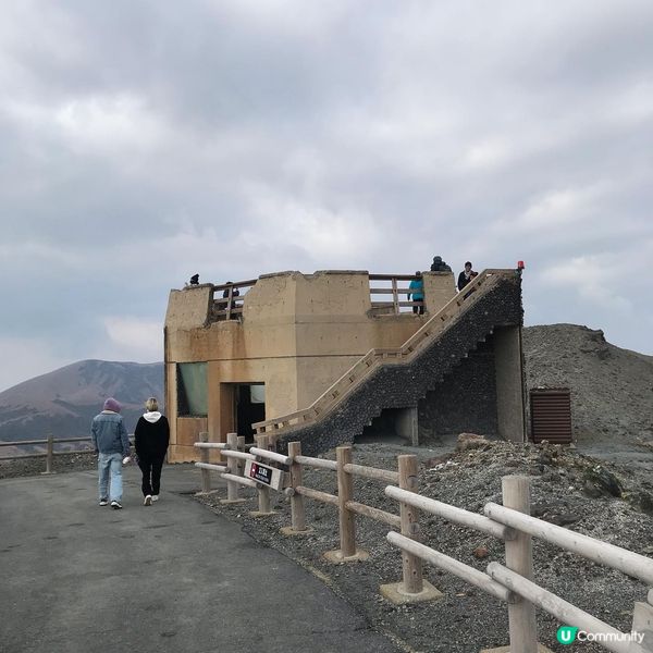 上阿蘇火山口要再搭一程收費的巴士，今次呢架巴士就靚?，坐位有...