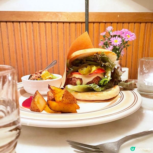 [高雄素食] 鹽埕埔站 | 小明星：復古風裝修特色小店 吃蔬食燉飯＆漢堡