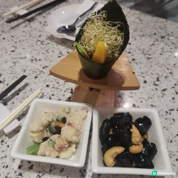 晚餐同老公來到尖沙咀金馬倫道的一間新式素菜店，享用一餐健康美...