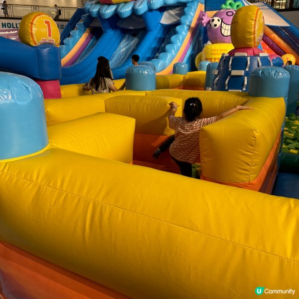 暑假小朋友放電好去處-荷里活廣場8千尺巨型充氣彈床 