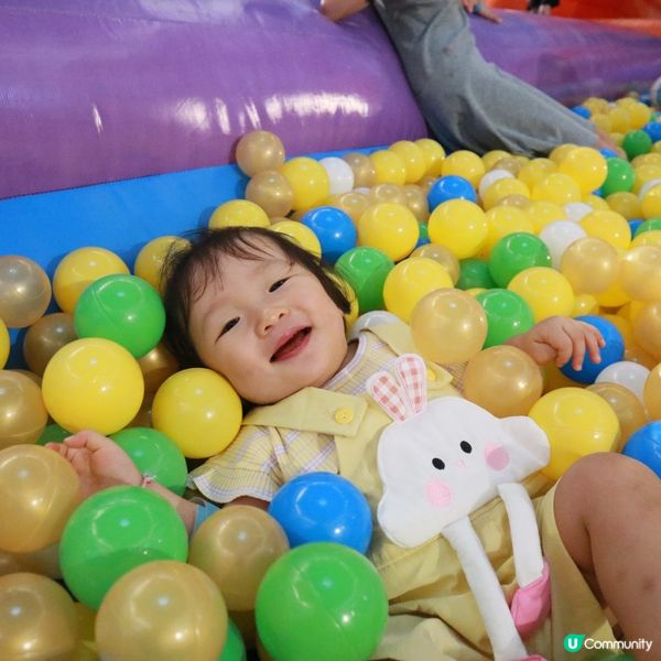 暑假小朋友放電好去處-荷里活廣場8千尺巨型充氣彈床 