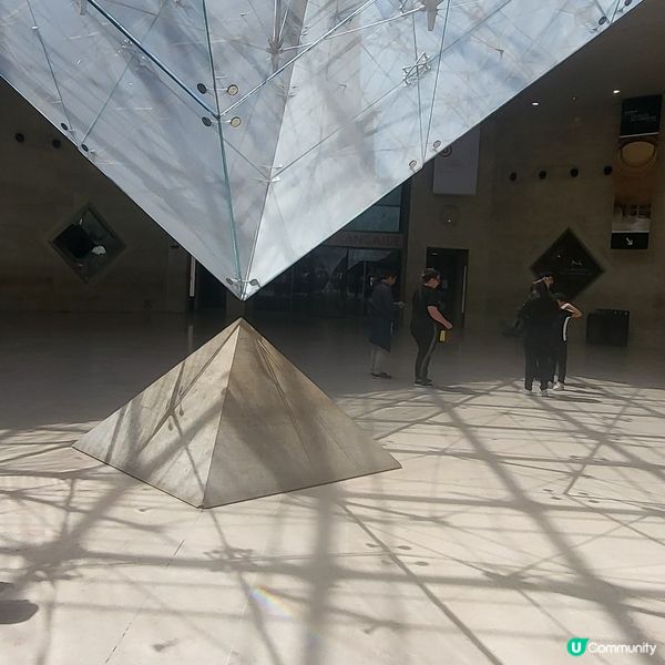 法國巴黎羅浮宮倒金字塔