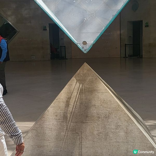 法國巴黎羅浮宮倒金字塔