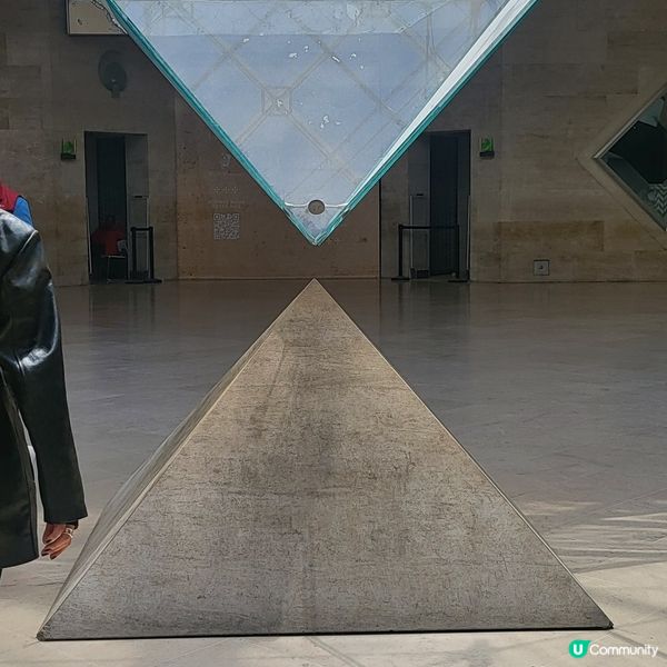 法國巴黎羅浮宮倒金字塔