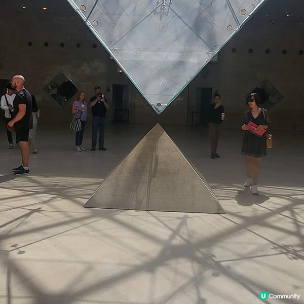 法國巴黎羅浮宮倒金字塔