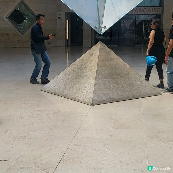 法國巴黎羅浮宮倒金字塔