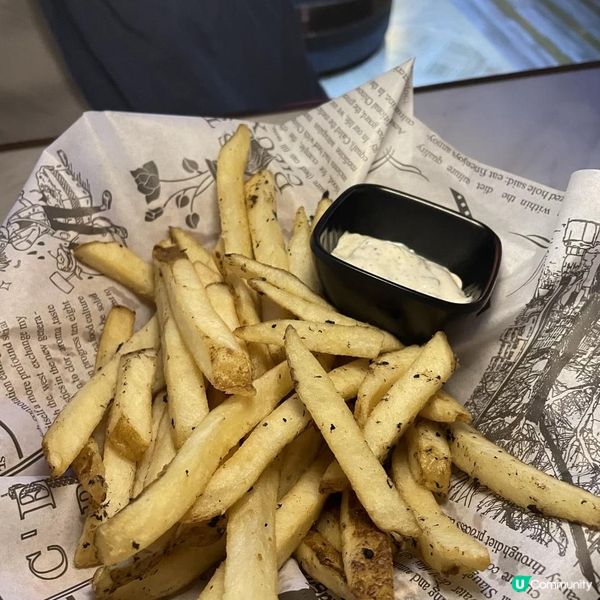 尖沙咀人氣餐廳🫶🏻串燒、芝士薄餅、黑松露薯條 令你胃口大開