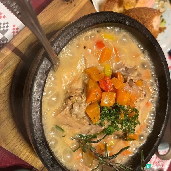 東歐餐廳是一間出色的傳統烏克蘭菜式餐廳，當日?餐廳內有很多人...